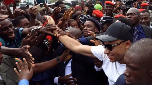 Mbappé deja la grande en su visita a Camerún con custodia militar
