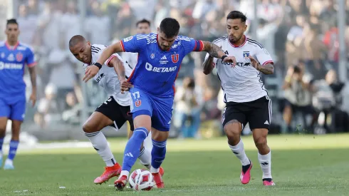 Colo Colo y la U jugando el Superclásico de la primera rueda.
