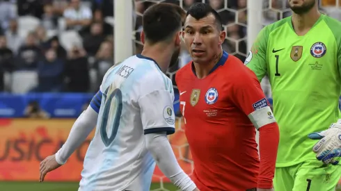 Medel a los pechazos con Messi
