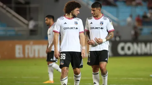 Maximiliano Falcón aplaude a Alan Saldivia tras gran actuación en Colo Colo por Copa Sudamericana.
