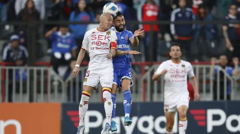 Mario Larenas enfrenta a la U con la camiseta de Unión Española, donde fue capitán.
