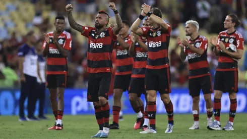 Los compañeros de Vidal en Flamengo lo llenaron de cariño antes de partir a Paranaense.
