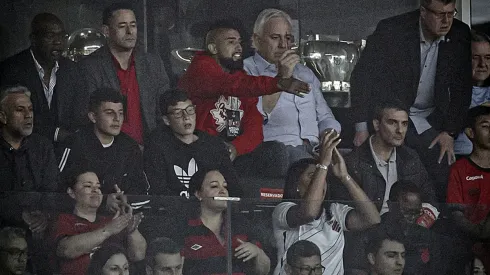 Arturo Vidal llegó hasta el estadio del Athletico Paranaense para ver el duelo ante el Flamengo, su ex equipo.
