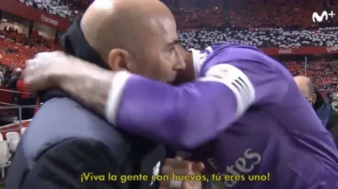 El abrazo de Ramos a Sampaoli, quien puede ser su nuevo entrenador.
