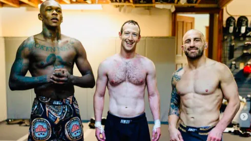 Mark Zuckerberg se prepara junto a Israel Adesanya y Alex Volkanovski, campeones del UFC.
