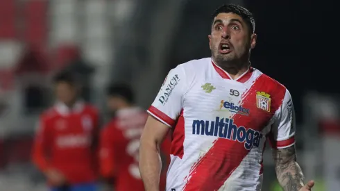 Federico Castro marca un doblete para Curicó Unido.

