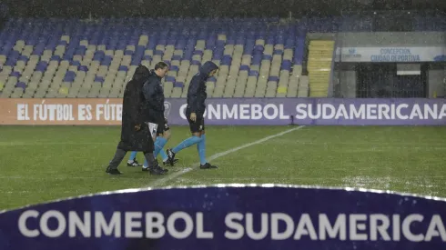 La inundada cancha de Concepción: suspendido.
