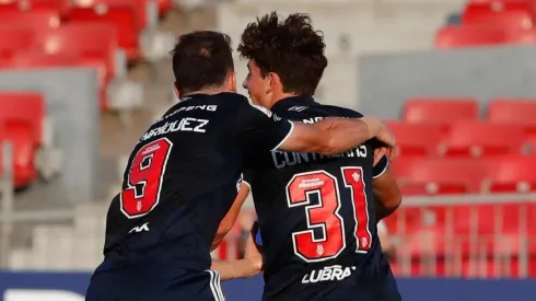 Simón Contreras celebrando un gol con su compañero, Ángelo Henríquez.
