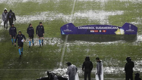 La inundada cancha de Concepción: suspendido.
