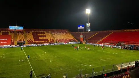 La cancha del Santa Laura sufrió por la lluvia en la previa del duelo entre Universidad de Chile y Palestino.
