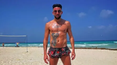 Mauricio Isla disfruta del calor de Cancún en México.
