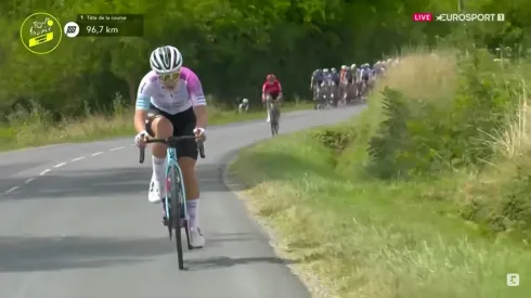 Al fondo, Mireia Benito pierde el control y se sale de la carretera
