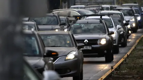 Vehículos circulan por las calles de Santiago
