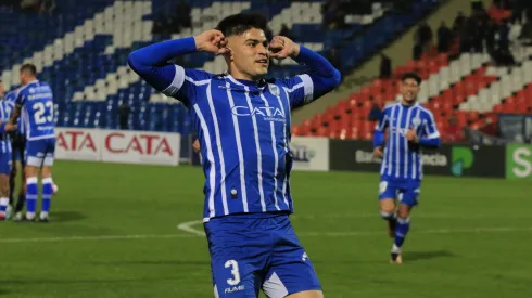 El chileno anotó un golazo de tiro libre ante Instituto de Córdoba.
