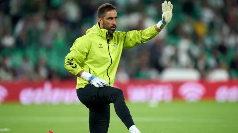 Claudio Bravo tiene contrato hasta junio de 2024 en Betis. 
