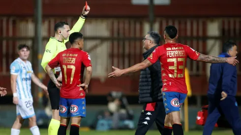 El árbitro Nicolás Millas expulsando al técnico Ronald Fuentes en Copa Chile.
