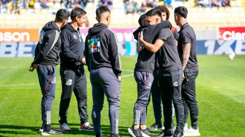 Joan Cruz no se olvidó de sus amigos albos y los fue a saludar en la previa del duelo entre Everton y Colo Colo.
