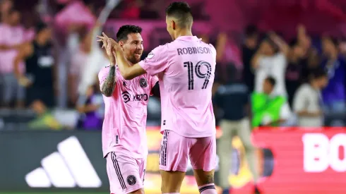 Lionel Messi abrazando a Robbie Robinson durante su debut con Inter Miami en Leagues Cup.
