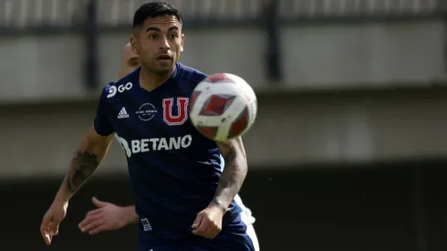 Yonathan Andía agarra camiseta de titular en la U.
