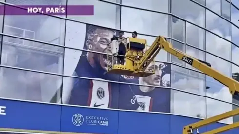 La imagen del delantero francés está siendo retirada del estadio del PSG.
