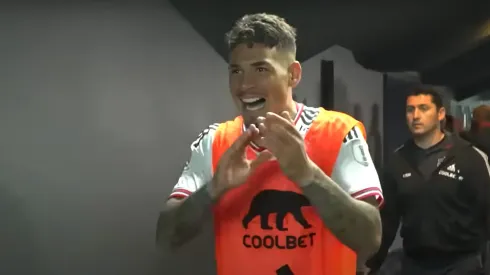 Alan Saldivia aplaude mientras entona una conocida canción de Colo Colo. 
