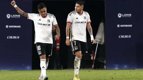 Darío Lezcano y Carlos Palacios festejan un gol que armaron juntos en un amistoso de Colo Colo vs. Deportivo Cali. 

