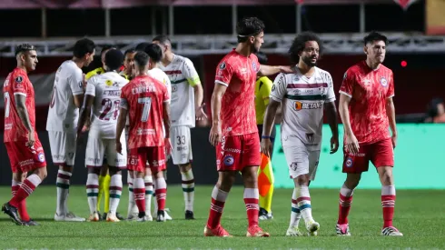 Marcelo siendo consolado por jugadores de Argentinos Juniors tras ser expulsado.
