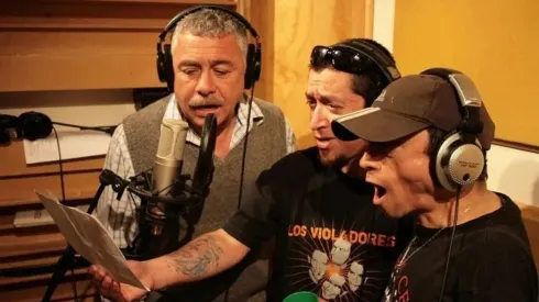 Carlos Caszely no es primera vez que se va por la música.
