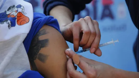 La vacunación contra el sarampión es de carácter gratuito para todas las personas que se encuentren en Chile.
