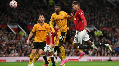 Raphael Varane anotando de cabeza para Manchester United al Wolverhampton.

