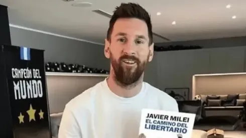 Esta imagen, manipulada con Photoshop, ha sido parte de las pruebas que se han presentado sobre el supuesto apoyo de Messi a MIlei.
