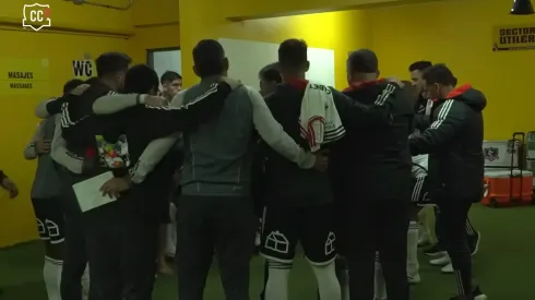 Quinteros aleona a los jugadores de Colo Colo antes de salir a la cancha
