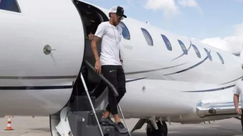 Avión privado, el menor de los lujos de Neymar en Arabia.
