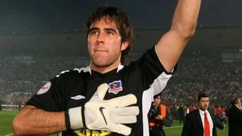 Claudio Bravo con la camiseta de Colo Colo
