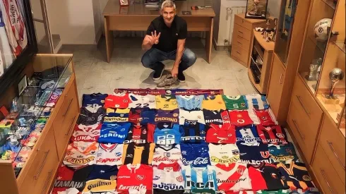 Beto Acosta luce su colección de camisetas con varias joyitas chilenas