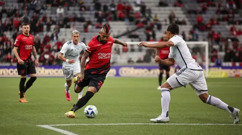 Vidal fue titular y cuando salió Paranaense sufrió empate.
