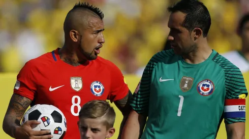 Arturo Vidal no duda con Claudio Bravo.
