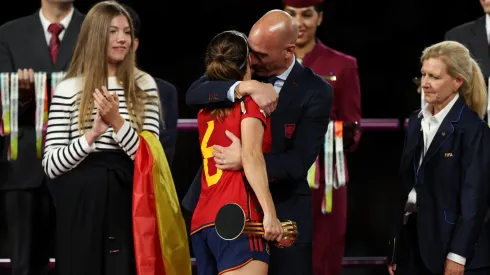 Luis Rubiales bastante efusivo en título de España en Mundial Femenino.
