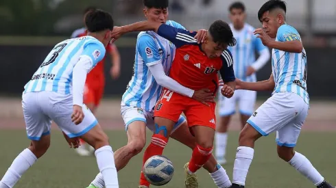 Sergio Leiva tolera la marca de tres jugadores de Magallanes. La Academia le dio vuelta el partido al cuadro de Proyección de la U. 
