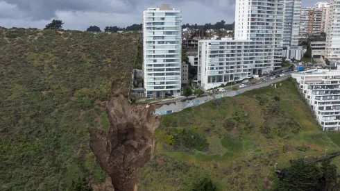 Deslizamiento de duna por el sistema frontal afecta a edificio Kandinsky ubicado en el sector dunas de Cochoa, provocando la evacuación preventiva de sus habitantes.
