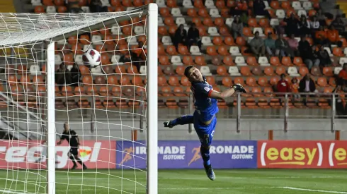 ¿Gol fantasma? La pelota pasando por la red en Calama.
