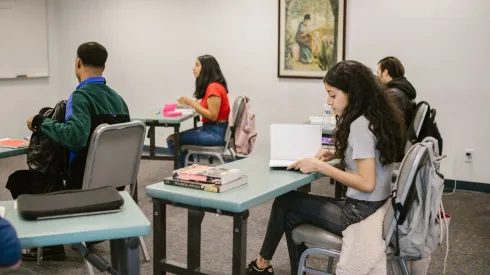 Estudiantes universitarios en clases
