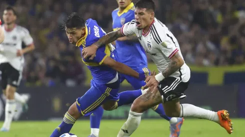 Alan Saldivia lucha un balón con Óscar Romero en el duelo que Colo Colo cayó ante Boca Juniors en Argentina. 
