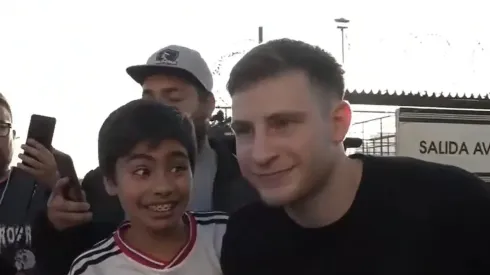 Barti se sacó fotos en el Monumental con hinchas de Colo Colo
