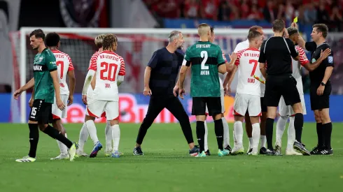La regla busca proteger a los jueces del acoso de jugadores en los partidos.
