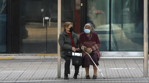 Adultas mayores esperando el transporte público.
