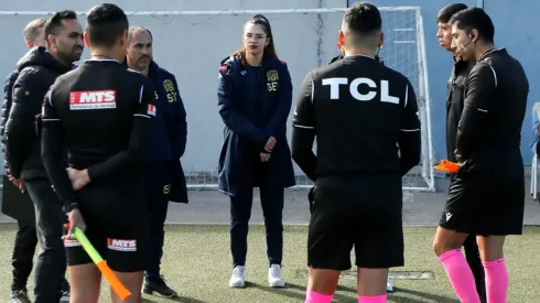 Personal de Unión Española y los árbitros previo al juego ante Barnechea.
