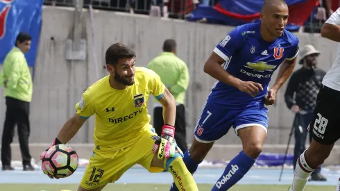 Futbol, Universidad de Chile vs Colo Colo.<br />
Novena fecha, campeonato de Clausura 2016/17.<br />
El jugador de Colo Colo Paulo Garces, izquierda, controla la pelota durante el partido de primera division disputado contra Universidad de Chile en el estadio Nacional en Santiago, Chile.<br />
08/04/2017<br />
Martin Thomas/Photosport<br />
*************
Football, Universidad de Chile vs Colo Colo.<br />
Ninth date, Closure Championship 2016/17.<br />
Colo Colo's player Paulo Garces, left, controls the ball during the first division football match played against Universidad de Chile at the Nacional stadium in Santiago, Chile.<br />
08/04/2017.<br />
Martin Thomas/Photosport
