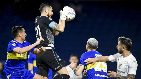 BUENOS AIRES, ARGENTINA – AUGUST 29:  Gabriel Arias goalkeeper of Racing Club catches the ball during a match between Boca Juniors and Racing Club as part of Torneo Liga Profesional 2021 at Estadio Alberto J. Armando on August 29, 2021 in Buenos Aires, Argentina. (Photo by Marcelo Endelli/Getty Images)
