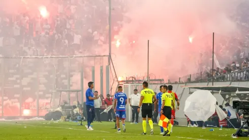 Grupos de barristas albos lanzaron fuegos artificiales a los hinchas de la U en el Monumental.
